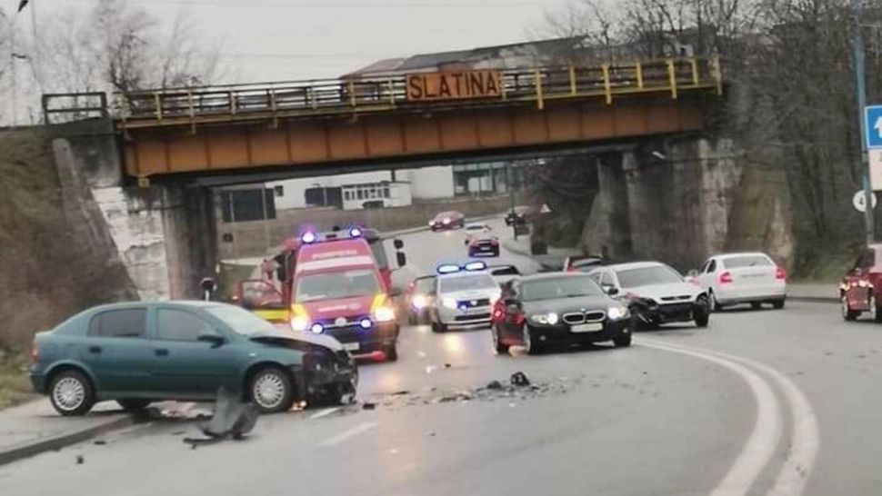 Incident pe șosele: Două mașini, implicate într-un accident rutier, în Slatina
