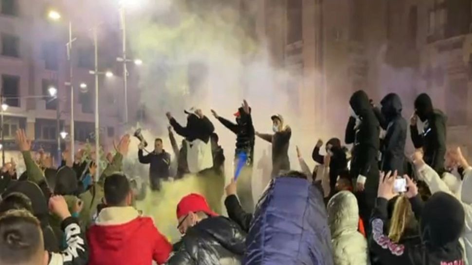 A treia zi de proteste anti-restricții în țară: Regulile - SFIDATE de tineri și minori. TORȚE, fotografii cu Raed Arafat arse, ARME albe, petarde și... lăutari - VIDEO