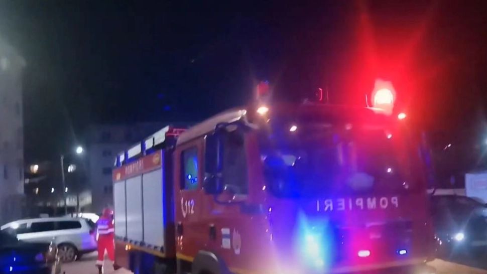 VIDEO | Panică la Găești. Un întreg bloc a fost evacuat din cauza mirosului de gaze