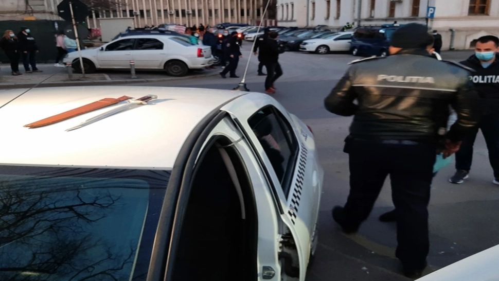 PROTEST anti-restricții la Galați - ARME albe găsite la manifestanți: MACETĂ, box, cutter