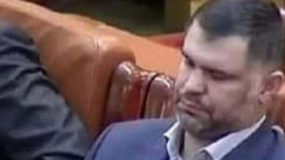 Scandal și amenințări cu bătaia în Parlament. Ce a urmat după ce Ghiță, fost luptător K1, a fost prins DORMIND