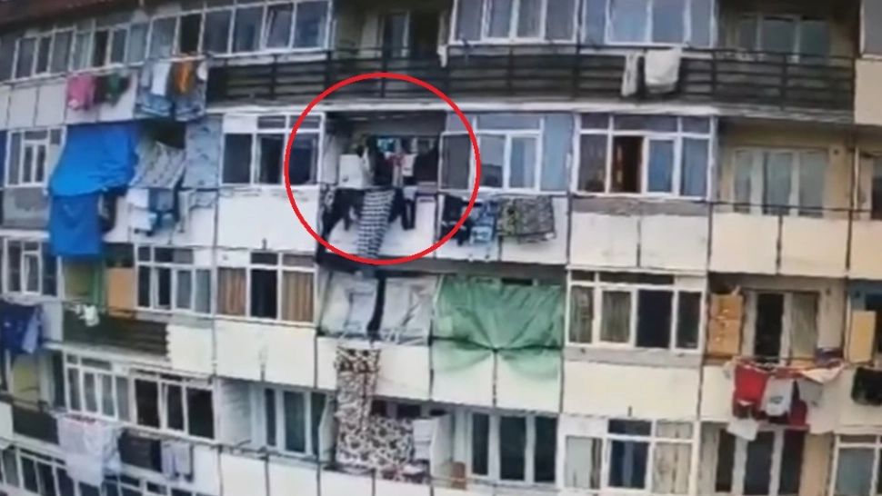 VIDEO O familie riscă să fie evacuată din blocul social pentru că arunca gunoi pe geam