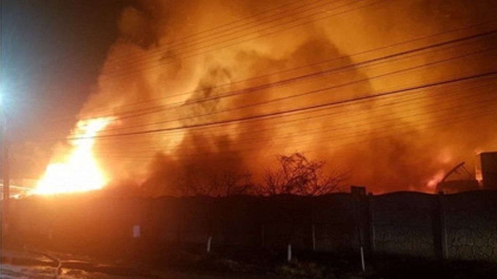 Polițiștii au deschis un DOSAR PENAL în urma incendiului violent din hala petrolieră din Prahova