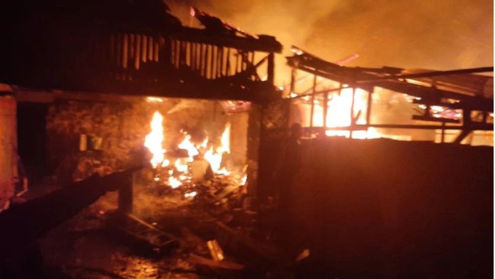 INCENDIU de mari dimensiuni într-o localitate din Caraș-Severin! Trei case au ars, iar o persoană a fost rănită