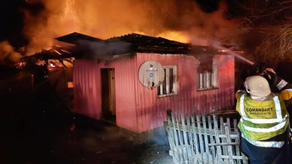 VIDEO Incendiu devastator în județul Bistrița-Năsăud, două vaci au fost carbonizate