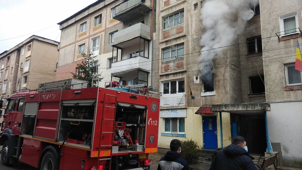 Incendiu într-un bloc din Hunedoara! Doi tineri au stat atârnați de geam, la etajul 4, de frica flăcărilor! 