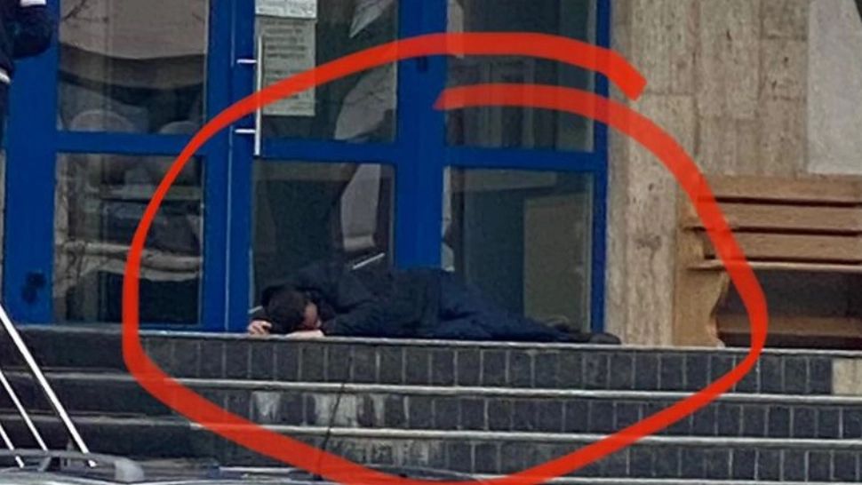 Protest inedit la Botoșani: Un bărbat s-a întins pe jos în fața Tribunalului. Amendat de jandarmi, a sunat la 112