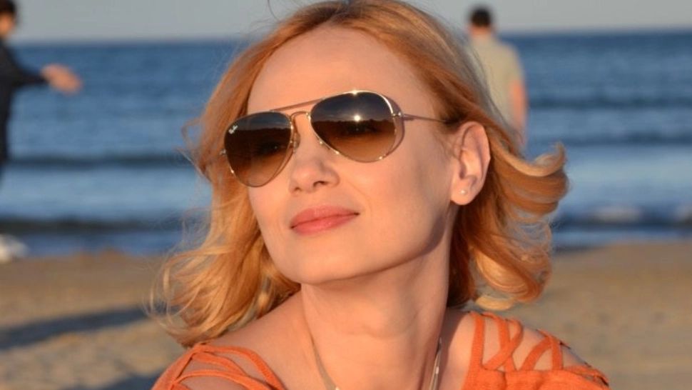 O fostă jurnalistă, una dintre cele două persoane infectate cu noua tulpină sud-africană. CE simptome a avut?