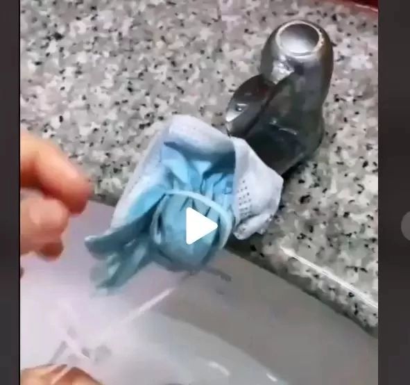 VIDEO - Ce se întâmplă dacă pui masca de protecție sub un jet de apă. Experimentul pe care tot mai mulți oameni îl fac acasă