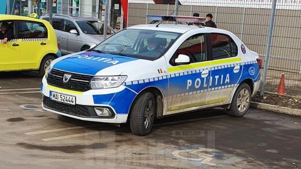 FOTO Polițiști amendați după ce au parcat pe un loc pentru persoane cu dizabilități