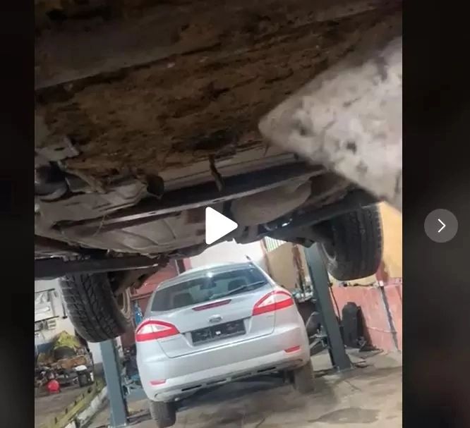 VIDEO – A ridicat mașina ca să lucreze sub ea. Ce a găsit întrece orice imaginație