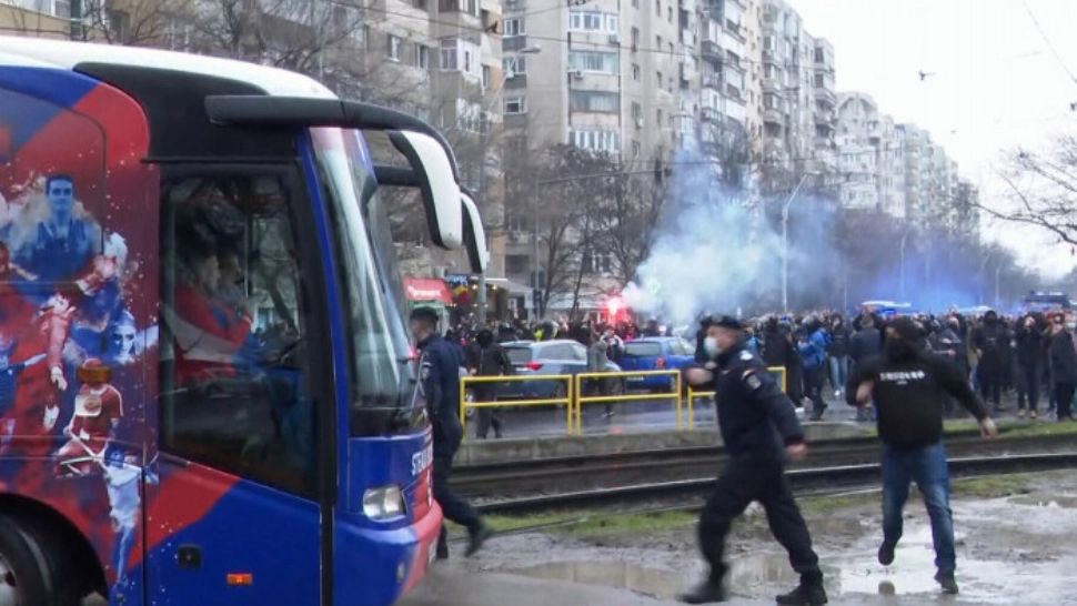 Alertă maximă în Capitală. Suporteri în stradă înaintea meciului Steaua - FCSB - Fanii au aprins torțe și n-au respectat restricțiile COVID