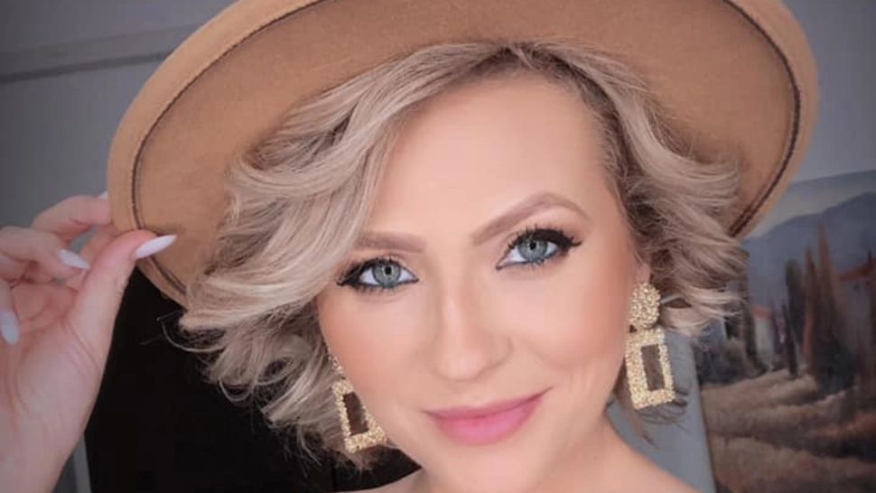 Incident șocant în platoul unei televiziuni din România! Prezentatoare atacată cu o cărămidă - Imagini VIRALE | Femeia, reținută de Poliție