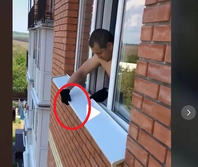 VIDEO – Se auzeau zgomote ciudate de sub pervaz. Când l-au dat la o parte și au văzut ce se află acolo, nu le-a venit să creadă