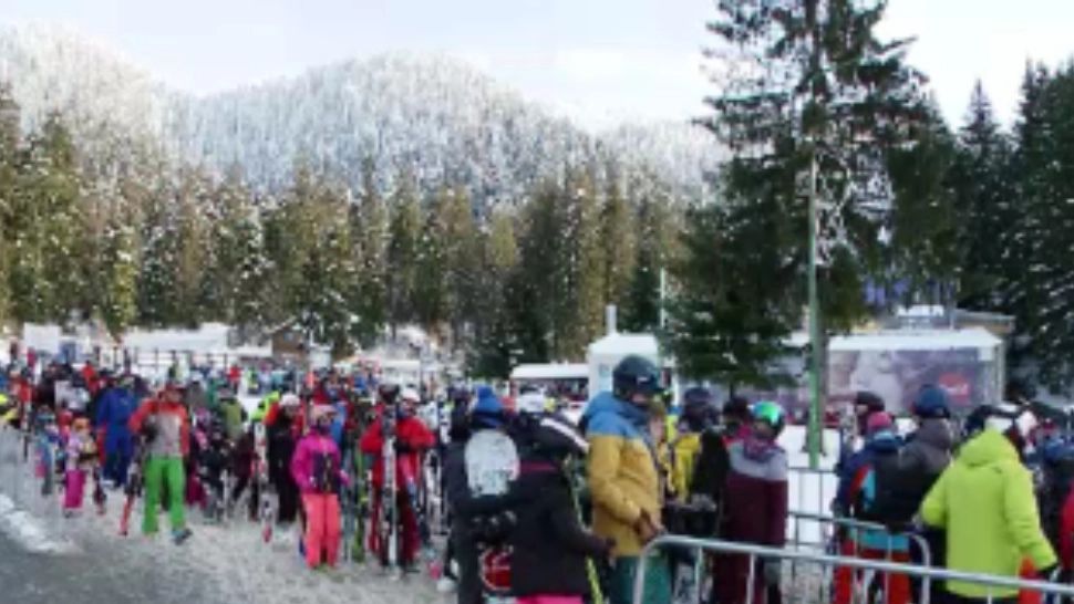 Înghesuială la munte - Turiștii, unul lângă altul, chiar și cu restricții. Ce au decis polițiștii la Poiana Brașov - VIDEO