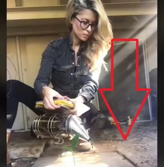 VIDEO – Se auzea un zgomot ciudat de sub podea – Când a deschis și a văzut ce era, a chemat repede ajutor