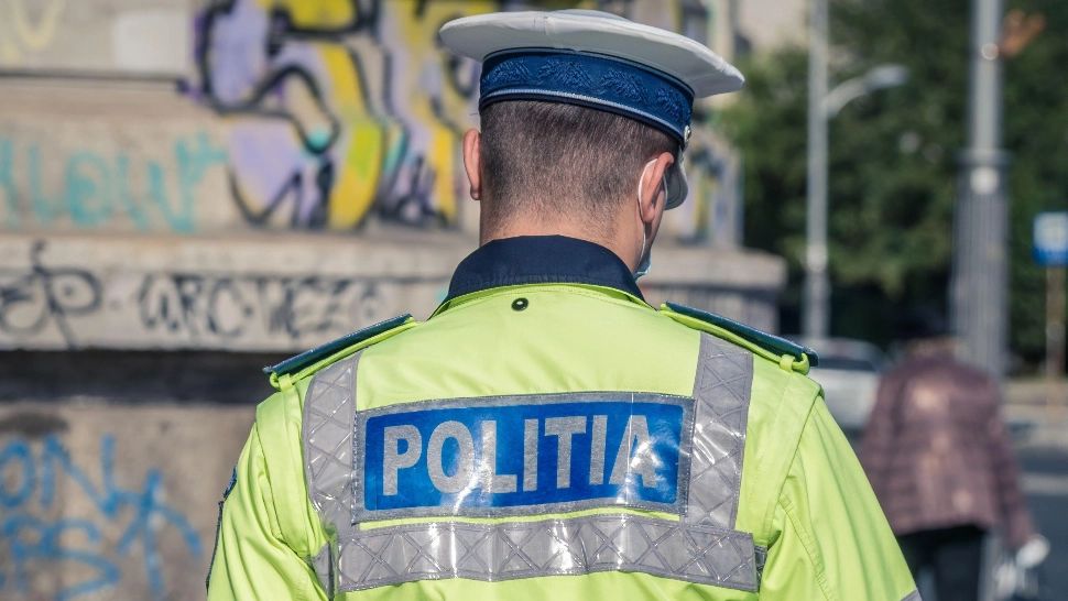 Femeia dezbrăcată care a ATACAT studioul unei televiziuni s-a întors! Ea a spart geamurile sediului cu PIETRE