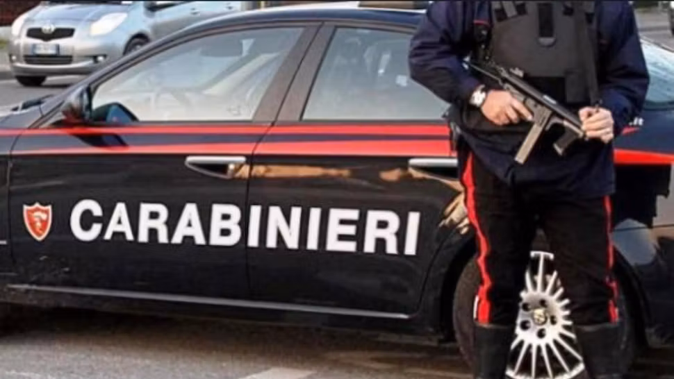 Grupare de români suspectă de mai multe jafuri și tâlhării, arestă în Italia: Infractorii foloseau așa-numita tehnică a "îmbrățișării"