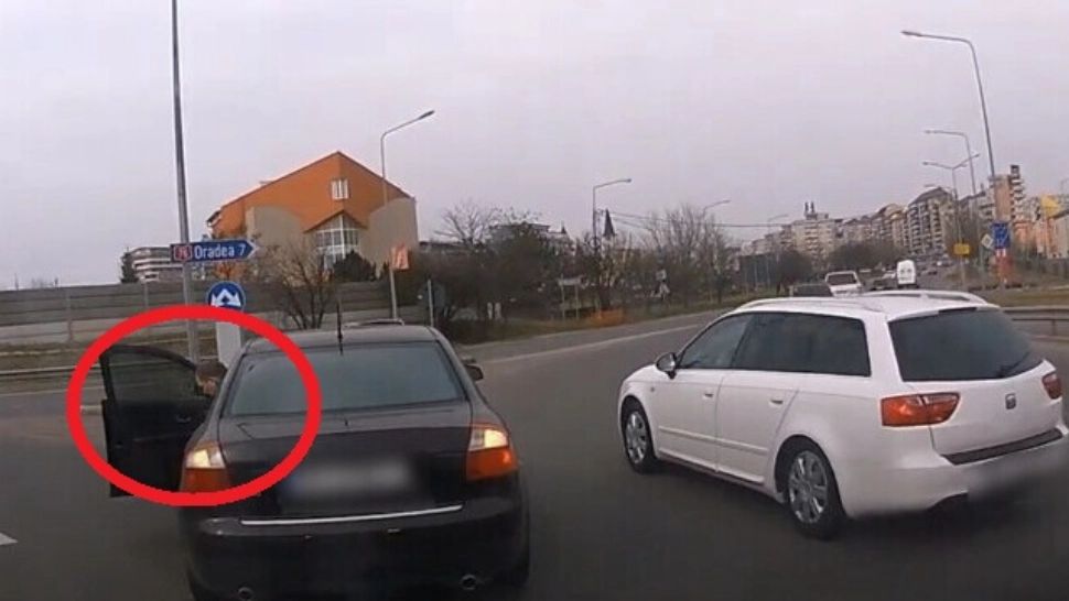 VIDEO Un șofer nesimțit a tăiat calea altui autoturism - Surpriză mare - Cine se afla la volanul celeilalte mașini - A primit amendă pe loc