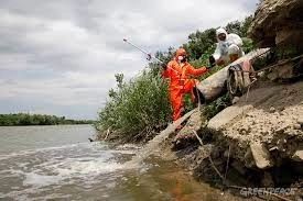 VIDEO Depozit de deșeuri de sticlă pe malul Someșului. Reacția autorităților, pasivă