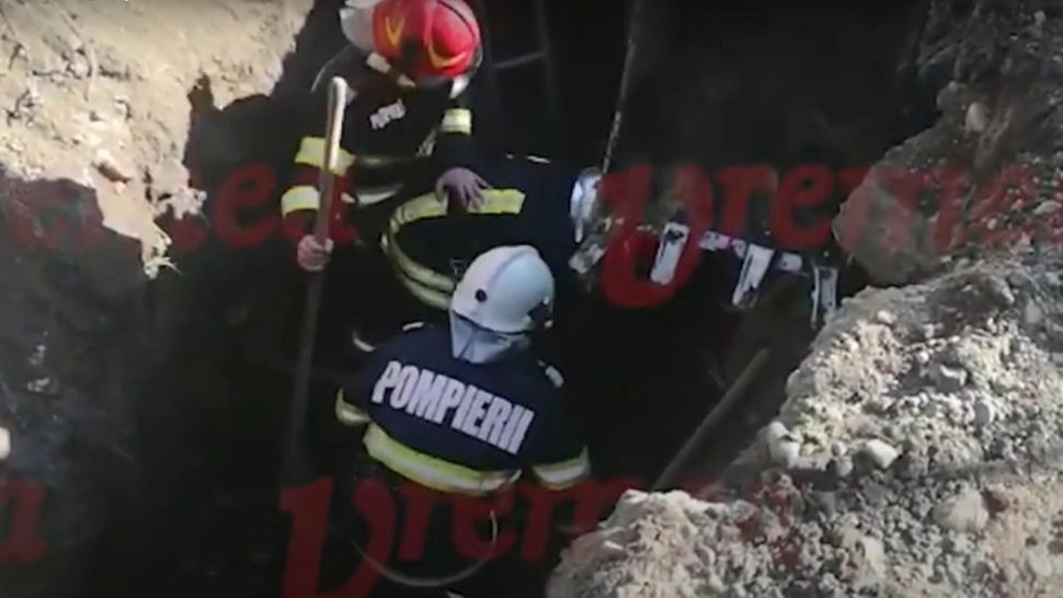 VIDEO Bărbat mort după ce a fost îngropat sub un mal de pământ