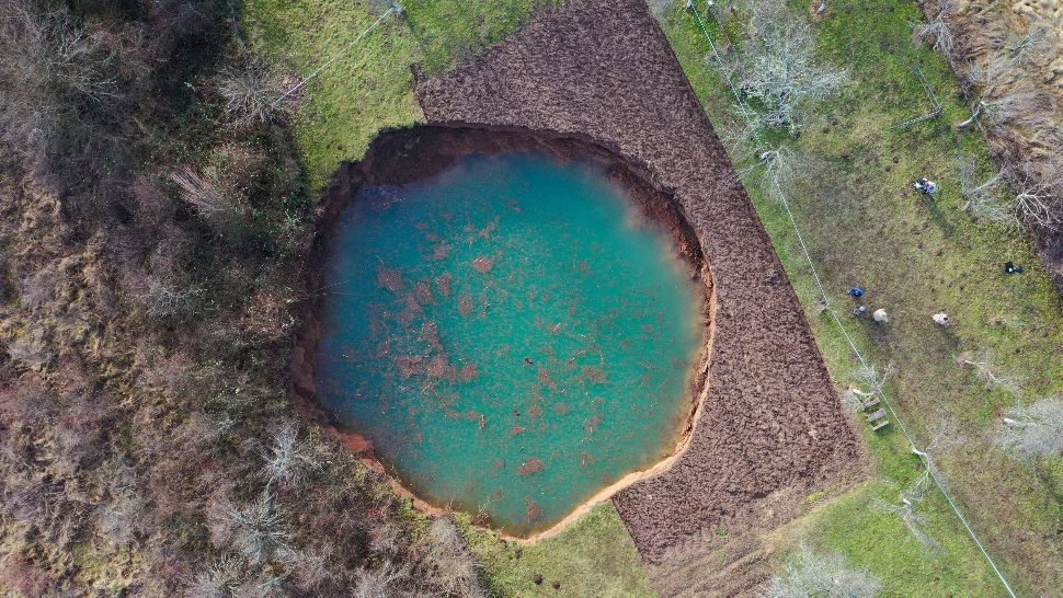 Fenomen straniu, în Croația: zeci de cratere uriașe, după cutremur - FOTO