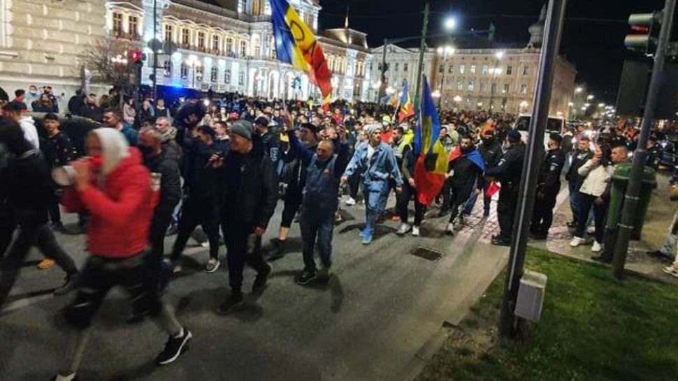 Prezență redusă și reguli IGNORATE în a patra zi de PROTESTE anti-restricții în țară. La Oradea, marș condus de un deputat urmărit penal. În Timișoara nu a ieșit NIMENI - VIDEO