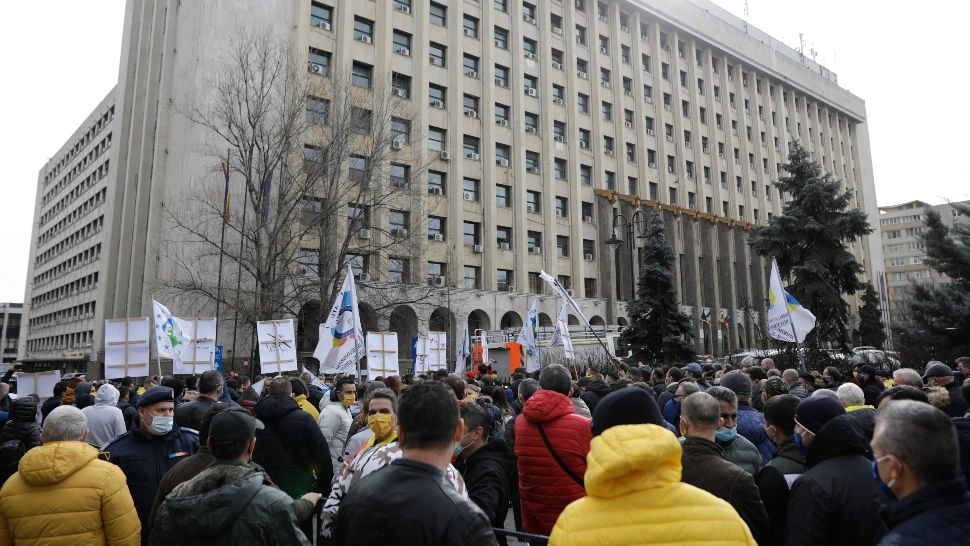Proteste pe bandă rulantă. Angajații din transporturi au ieșit din nou în stradă