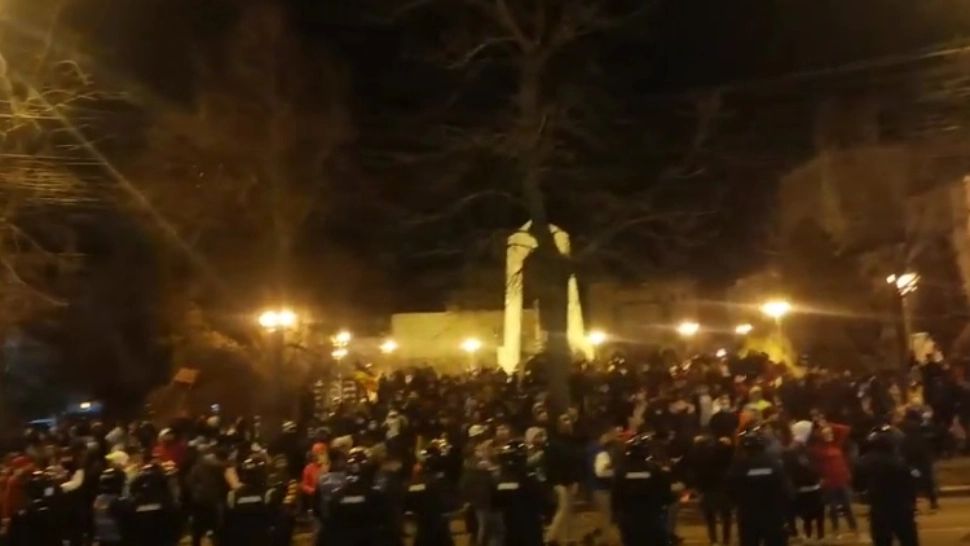 Protest cu PIETRE și PETARDE, la Galați. Sute de oameni, în stradă