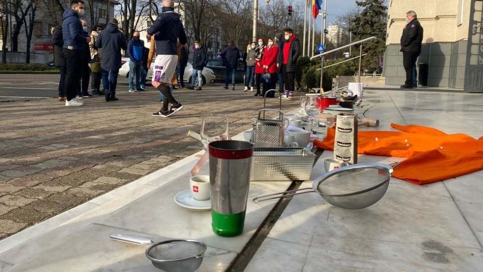 VIDEO | Protest inedit la Timișoara. Cu tigaia și polonicul în fața prefecturii