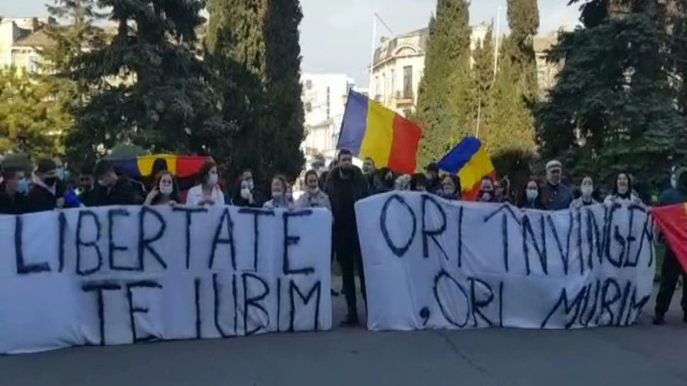 VIDEO Proteste în lanț față de restricțiile COVID. Tensiuni în țară: manifestanți luați pe sus de jandarmi, reguli încălcate TOTAL