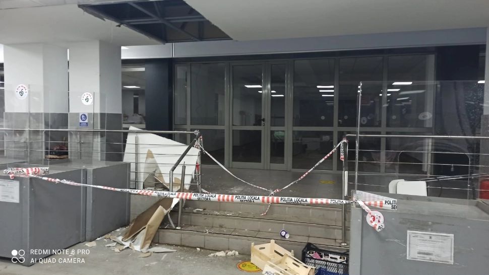 FOTO Anchetă la Piața Rahova după ce o parte din tavan s-a PRĂBUȘIT. Pericol pentru locuitorii din Sectorul 5