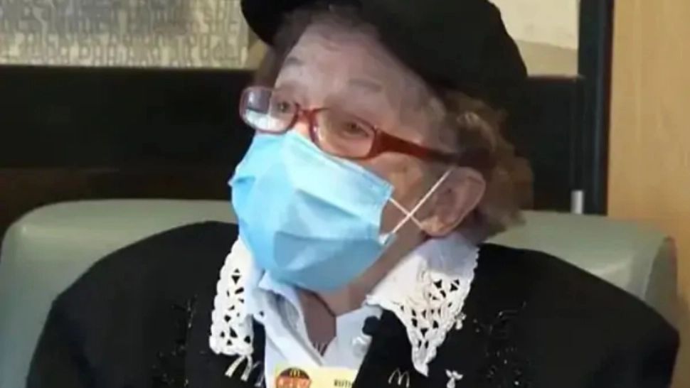  O ANIVERSARE extraordinară la McDonald’s! O angajată a fost sărbătorită de colegi la împlinirea a 100 de ani