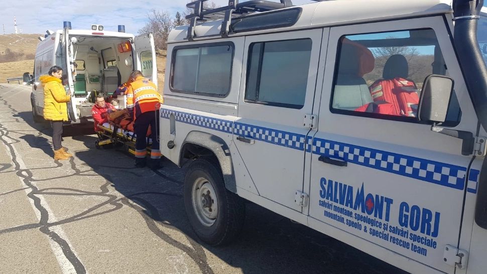 Accident grav la Rânca. O fetiță de 5 ani a căzut de pe acoperișul unei pensiuni. Salvamontiștii au intervenit de urgență