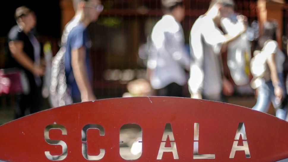 Evaluare Națională 2021: 11.815 candidaţi din Bucureşti au fost prezenţi la proba de Limba și literatura română. Un elev a fost eliminat din examen. Câți au absentat