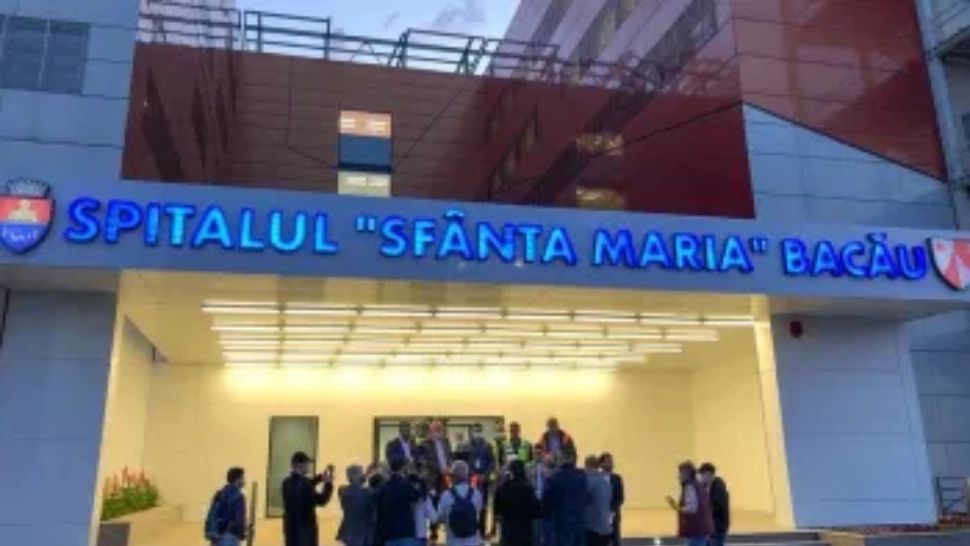 Moment halucinant în fața spitalului din Bacău: MEDICI HUIDUIȚI de protestatarii anti-restricții