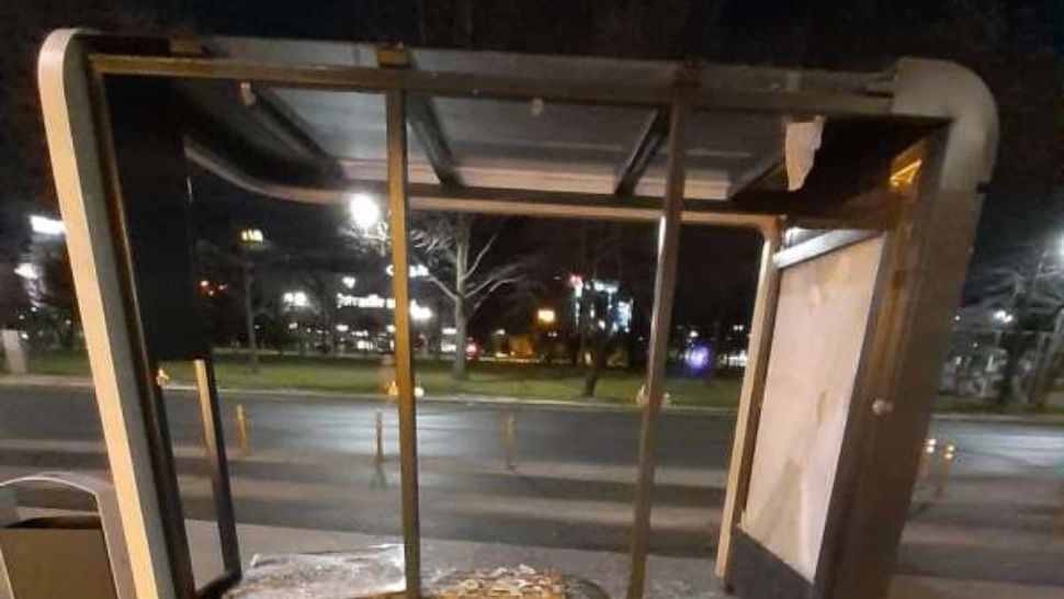 Protestatarii au vandalizat 4 stații STB în timpul manifestărilor de luni seara - Costul unei staţii este de aproximativ 8.000 de euro