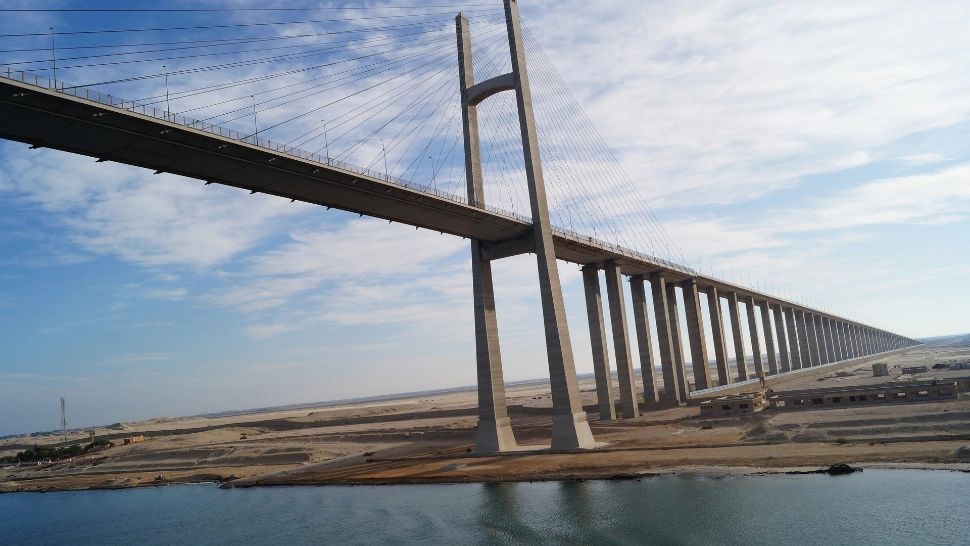 Blocarea Canalului Suez generează o criză în rândul transportatorilor. Câte nave sunt blocate în acest moment