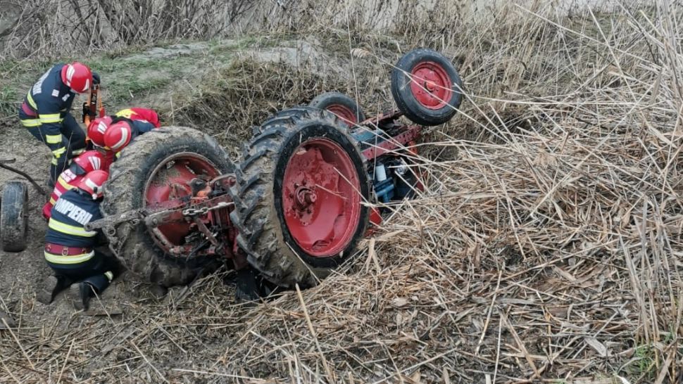 Tractor răsturnat în șanț, în Teleorman: Un bărbat în vârstă de 30 de ani a MURIT