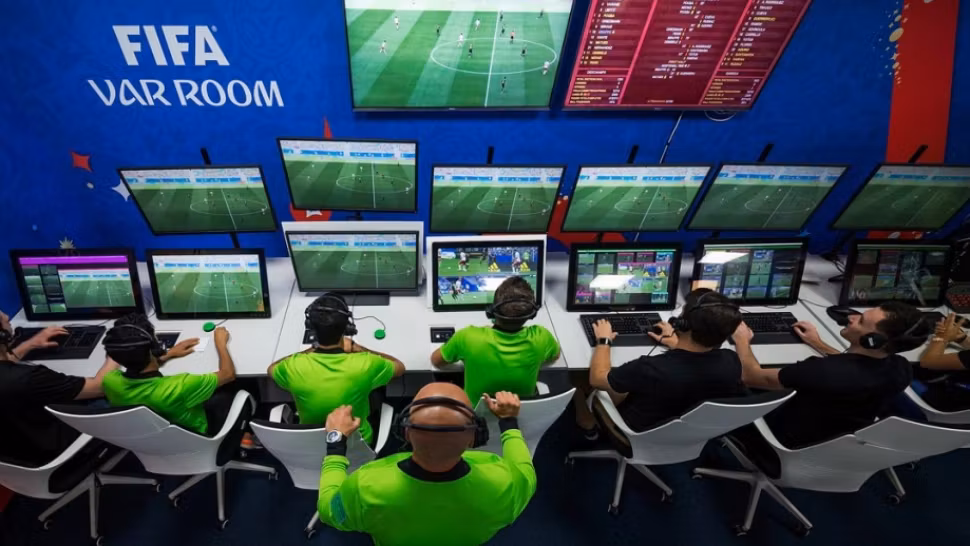 EXCLUSIV | Perioada de acomodare a arbitrilor cu sistemul VAR, contestată: „Nu cred că ar trebui să dureze atât”