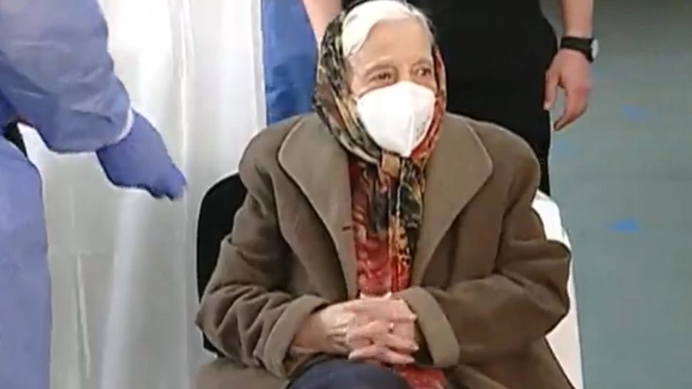 O femeie de 104 ani din București s-a vaccinat cu a doua doză de la Pfizer - MESAJ special pentru cei tineri - VIDEO