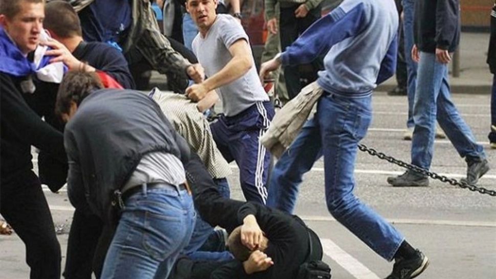 Bătaie ca-n Vestul Sălbatic pe o stradă din Neamț! Opt persoane în arest