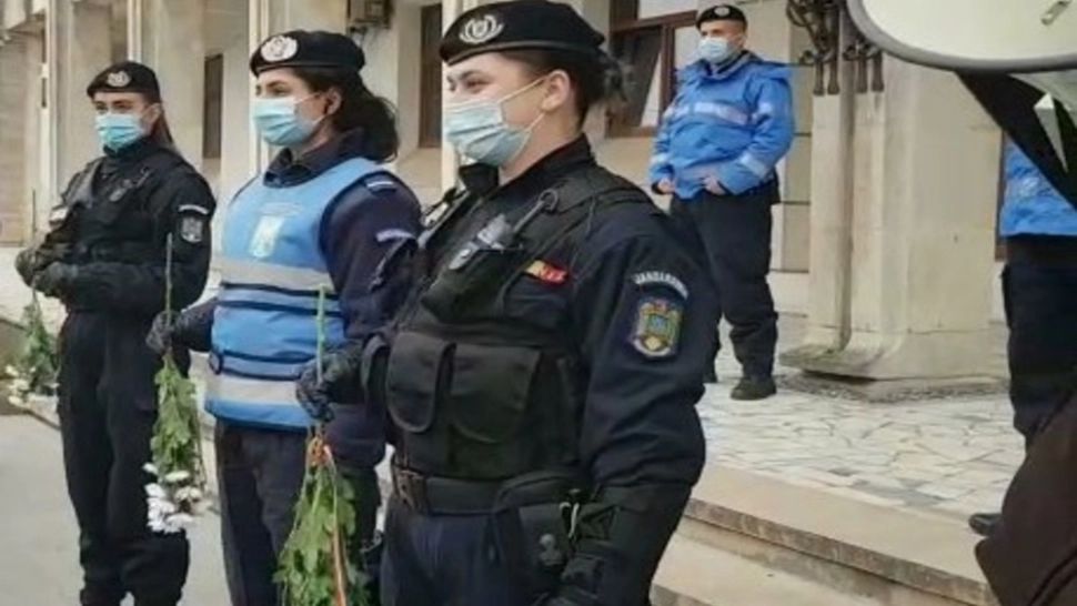 FOTO/ VIDEO Protestatarii au oferit flori femeilor jandarm care asigură ordinea publică la Prefectura Constanța