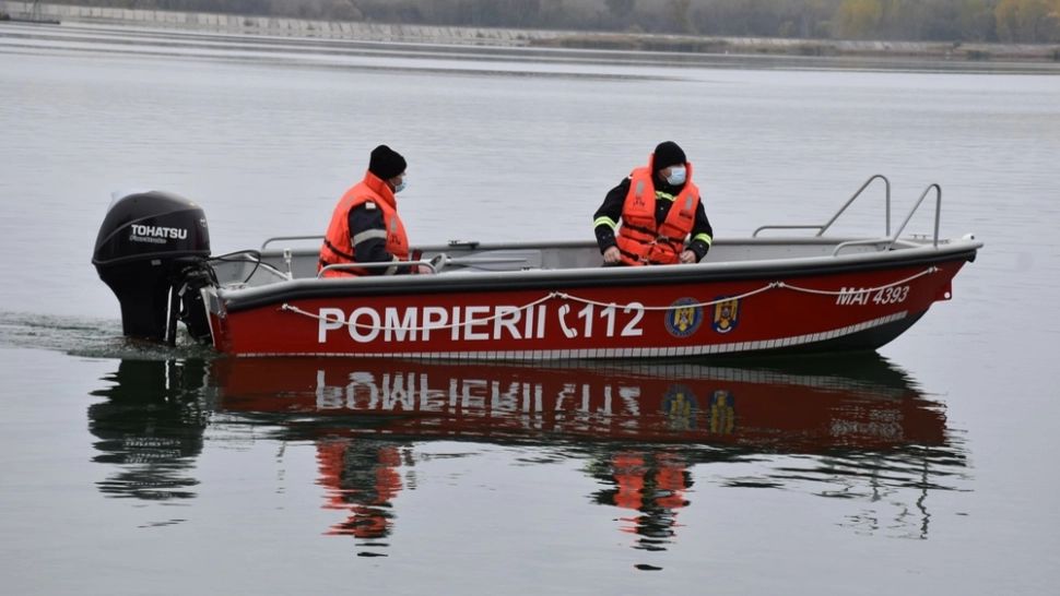 VIDEO Bărbat căutat de scafandri în râul Olt. Se ia în calcul SINUCIDEREA