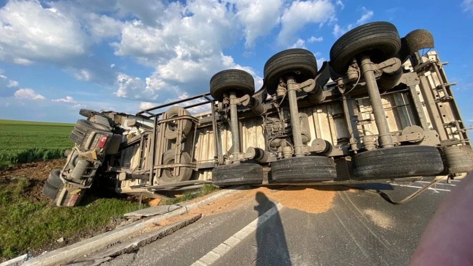 Accident cu 3 răniți pe centura Alexandriei! UN TIR cu cereale s-a răsturnat