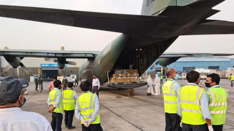Echipamentele medicale și buteliile cu oxigen donate de România Indiei au ajuns la New Delhi, cu o aeronavă militară