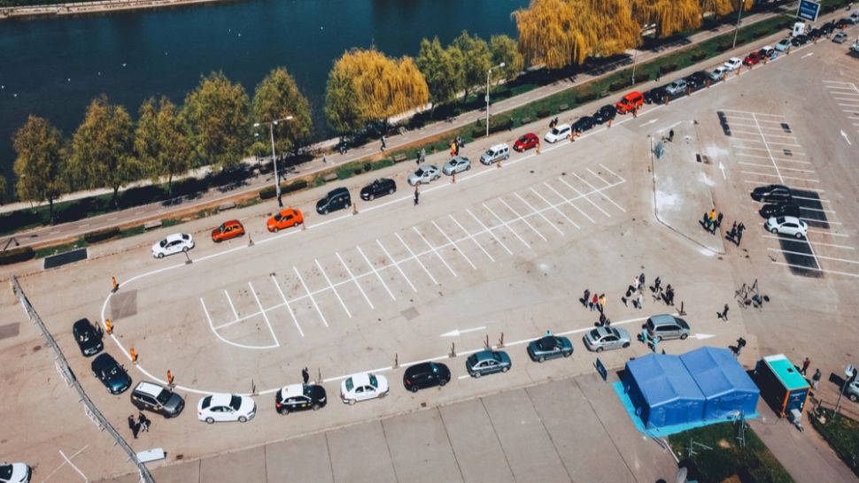 FOTO Peste 350 de persoane vaccinate, în prima zi, la centrul drive-thru din Cluj-Napoca