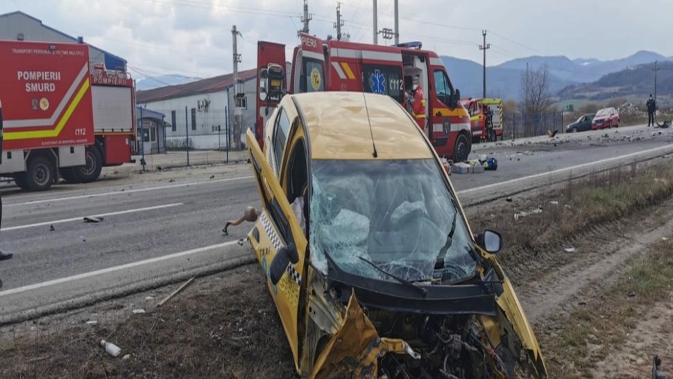 FOTO Grav accident rutier în județul Sibiu, soldat cu trei morți! O femeie însărcinată, transportată de urgență la spital 