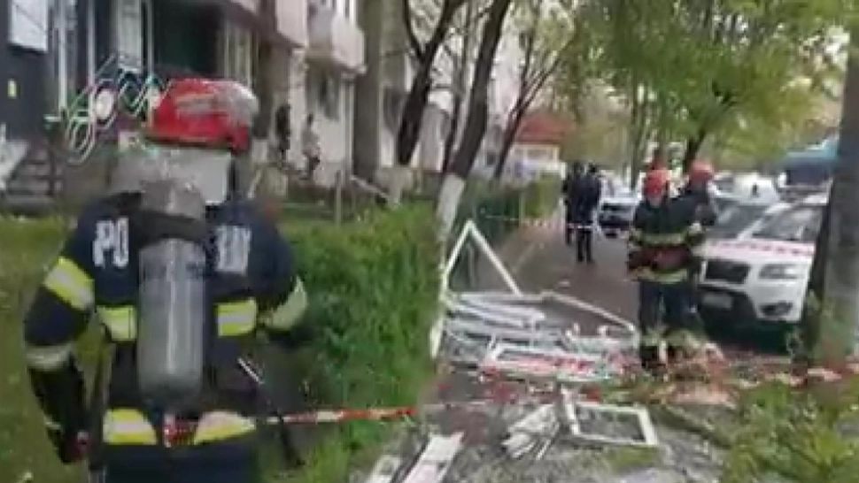 VIDEO Explozie PUTERNICĂ urmată de un incendiu, într-un bloc din Galați! Proprietarul, transportat la spital cu arsuri 