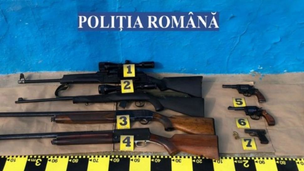 Soțiile asasinilor unui om de afaceri din Vrancea, arestate pentru trafic de arme